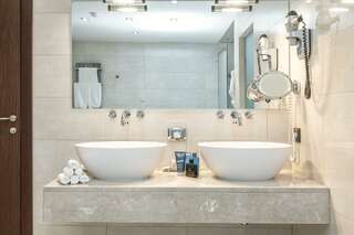 Гостиница Волна Нижний Новгород 2-комнатный номер люкс комфорт с 1 двуспальной кроватью-6